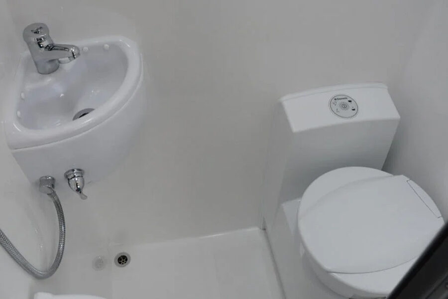 De badkamer met toilet en wasbak in de Pacific Horizon Sam 6 camper