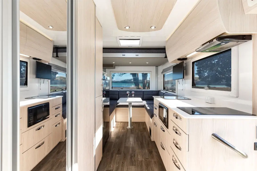 Het interieur van de Pacific Horizon Sam 6 camper met achterin een ruime zithoek