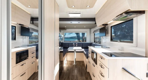 Het interieur van de Pacific Horizon Sam 6 camper met achterin een ruime zithoek