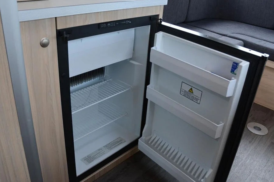 Open koelkast met vriesvak in de keuken van de Pacific Horizon Sam 6 camper Nieuw-Zeeland