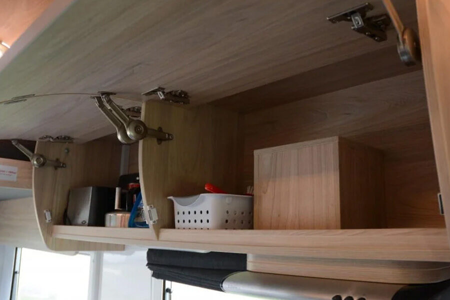 De open keukenkasten in de Pacific Horizon Sam 6 camper