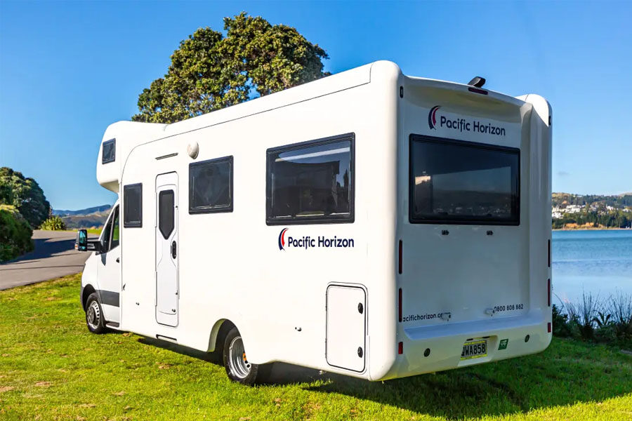 De achterkant van de Pacific Horizon Sam 6 camper in Nieuw-Zeeland