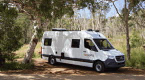 RedSands thre Frontier camper staat geparkeerd naast een boom