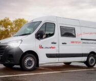 Leisure Rent 2 Berth Campervan staat op een parkeerplaats