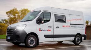 Leisure Rent 2 Berth Campervan staat op een parkeerplaats