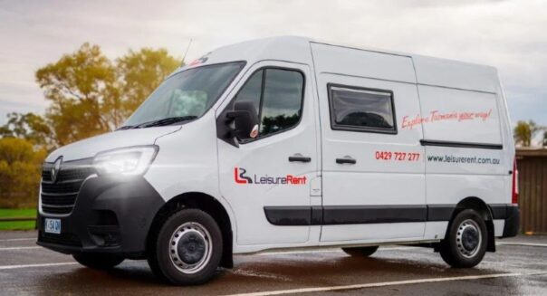 Leisure Rent 2 Berth Campervan staat op een parkeerplaats