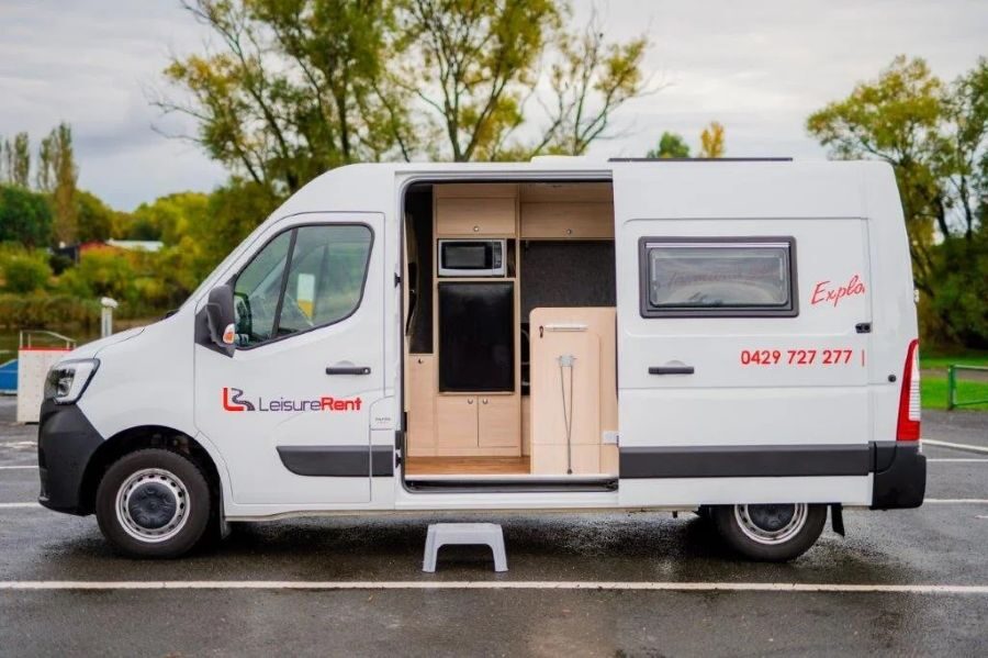 Zijaanzicht van de Leisure Rent 2 Berth Campervan met open schuifdeur