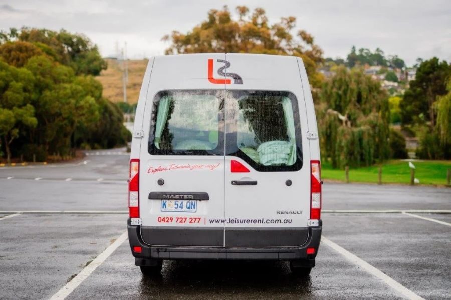 Achteraanzicht van de Leisure Rent 2 Berth Campervan die op een parkeerplaats staat
