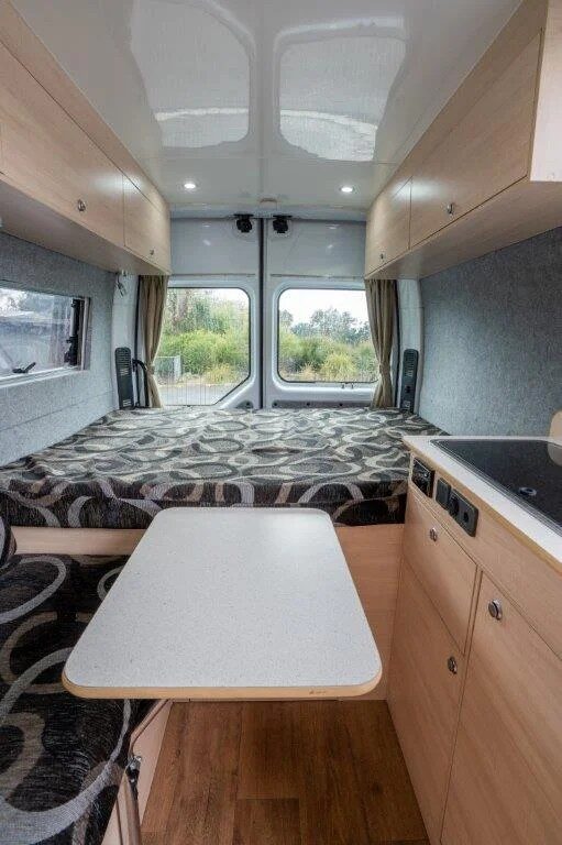 Zithoek, aanrecht en bed van de Leisure Rent 2 Berth Campervan