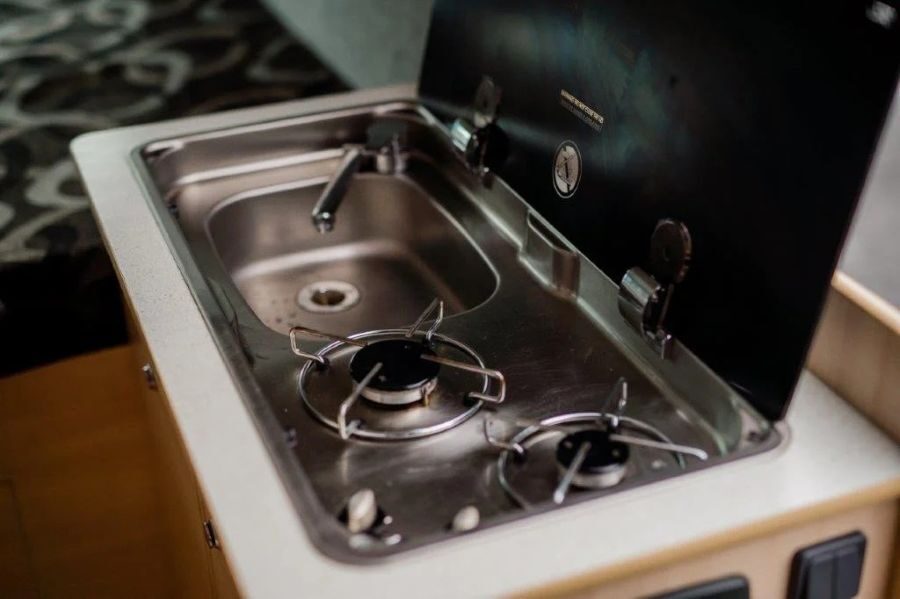 Gootsteen en fornuis van de keuken in de Leisure Rent 2 Berth Campervan