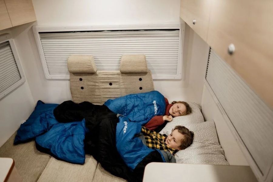 Kinderen liggen in het bed achterin de Leisure Rent 4 Berth Motorhome