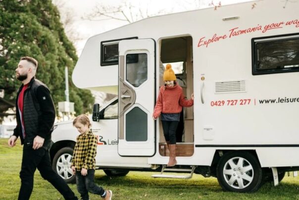 Gezin stapt uit de zijdeur van de Leisure Rent 4 Berth Motorhome