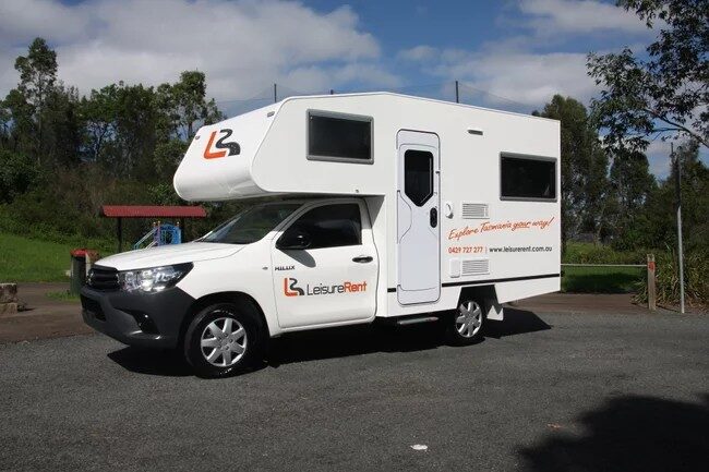 Leisure Rent 4 Berth Motorhome geparkeerd naast een speeltuin