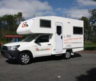 Leisure Rent 4 Berth Motorhome geparkeerd naast een speeltuin