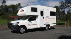 Leisure Rent 4 Berth Motorhome geparkeerd naast een speeltuin