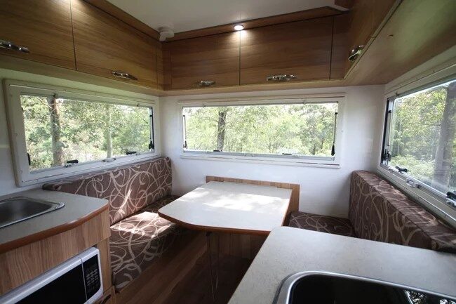Zithoek van de Leisure Rent 4 Berth Motorhome vanuit de keuken