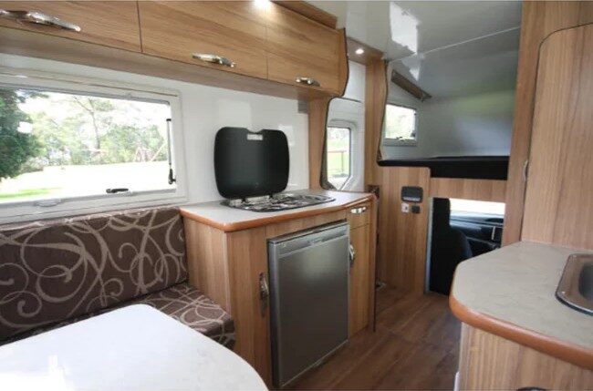 Zicht op de keuken en het interieur van de Leisure Rent 4 Berth Motorhome vanuit de zithoek
