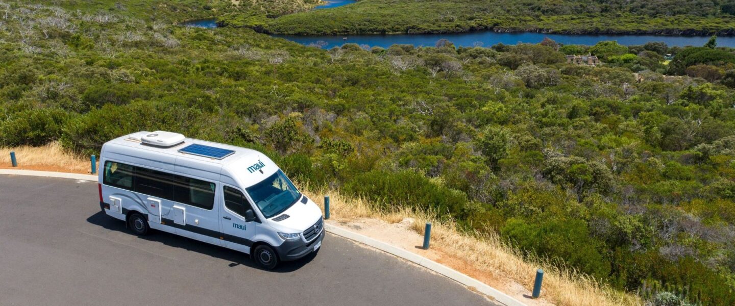 De Maui Ultima Plus staat geparkeerd bij een uitzicht over een baai bij Margaret River, dronezicht