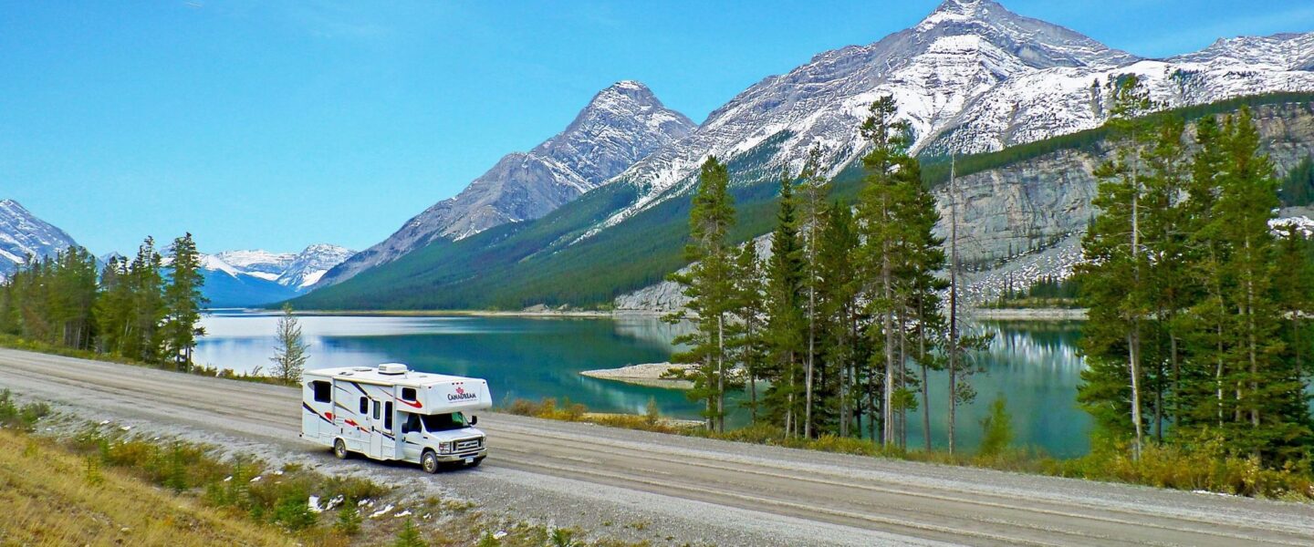CanaDream Maxi Motorhome rijdt op een weg langs Lake Kananaskis in Alberta, Canada