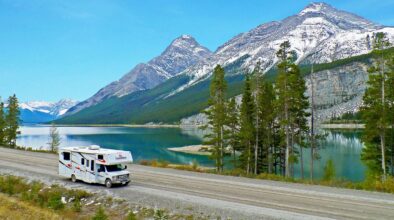 CanaDream Maxi Motorhome rijdt op een weg langs Lake Kananaskis in Alberta, Canada