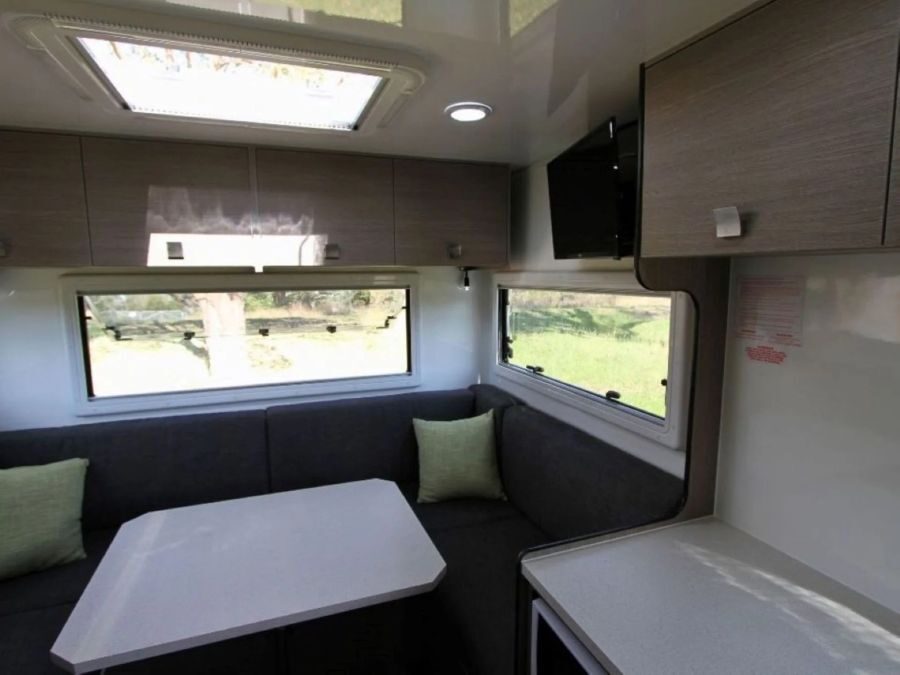 De tafel van de zithoek achterin de Leisure Rent Deluxe Motorhome is uitgeklapt