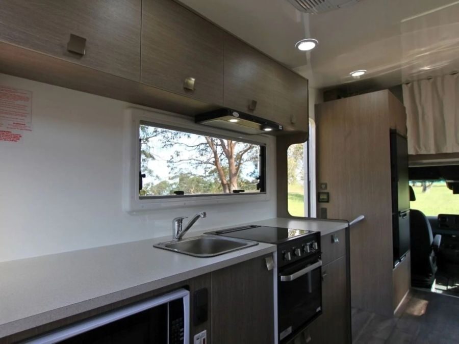 Keuken van de Leisure Rent Deluxe Motorhome