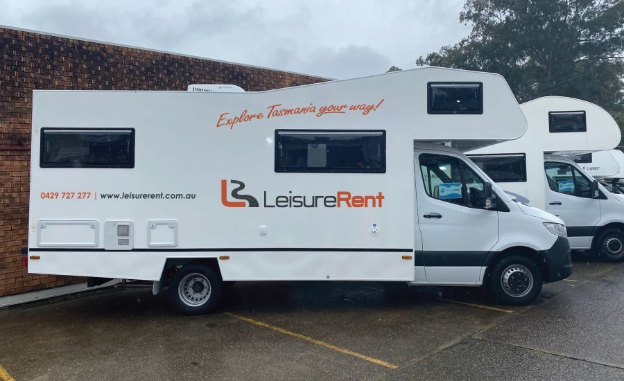 Leisure Rent Deluxe Motorhome staat geparkeerd naast andere campers bij de verhuurder