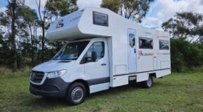 Leisure Rent Deluxe Motorhome staat geparkeerd op gras