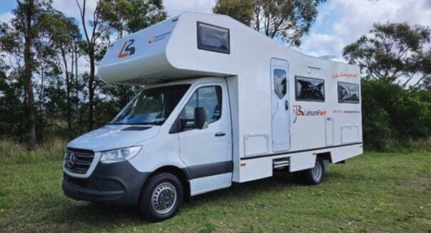 Leisure Rent Deluxe Motorhome staat geparkeerd op gras