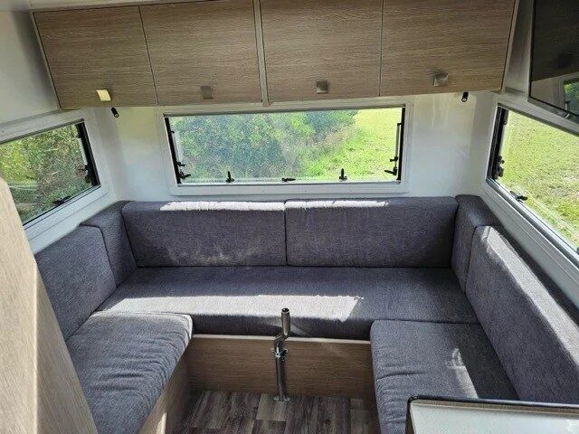 De tafel van de zithoek achterin de Leisure Rent Deluxe Motorhome is weggehaald