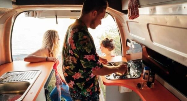 Man maakt gebruik van de keuken van de Travellers Autobarn Hi5