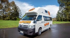 Travellers Autobarn Hi5 staat geparkeerd naast gras