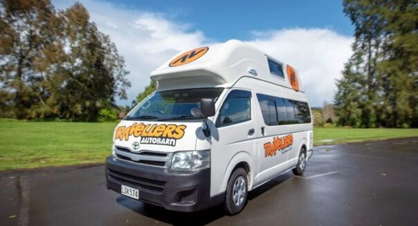 Travellers Autobarn Hi5 staat geparkeerd naast gras