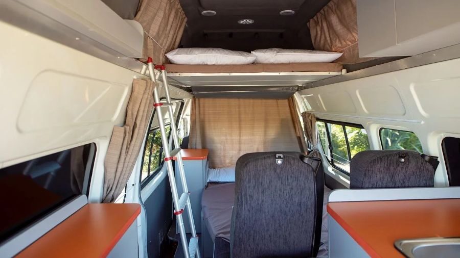 Interieur van de Travellers Autobarn Hi5 in de avond