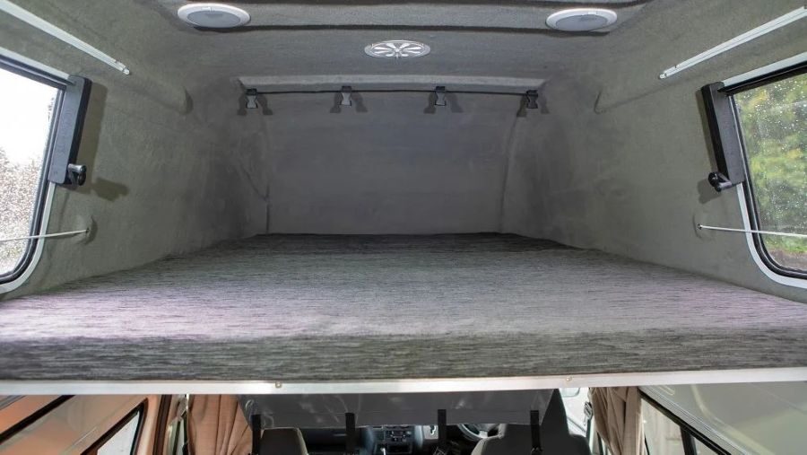 Het bed boven in de Travellers Autobarn Hi5