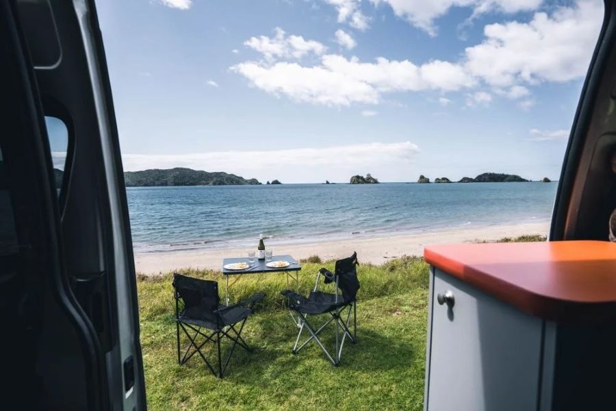 Campingset van de Travellers Autobarn Hi5 staat aan het strand