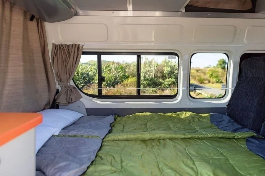 Het bed beneden in de Travellers Autobarn Hi5 is opgemaakt