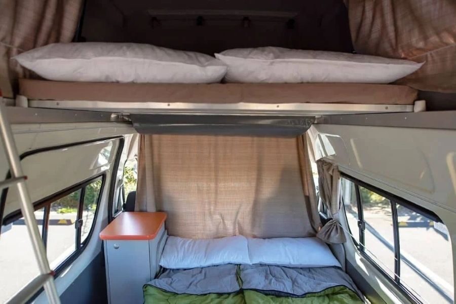 De bedden van de Travellers Autobarn Hi5 zijn opgemaakt