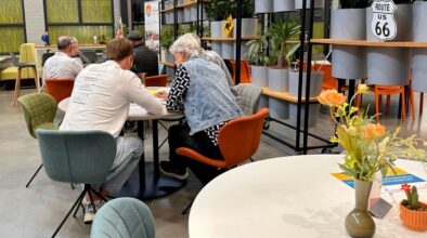 Reisadviseur is in gesprek met klanten tijdens een informatiedag