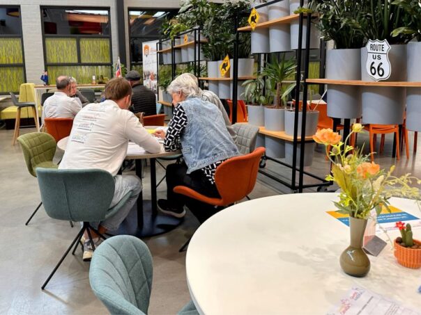 Reisadviseur is in gesprek met klanten tijdens een informatiedag