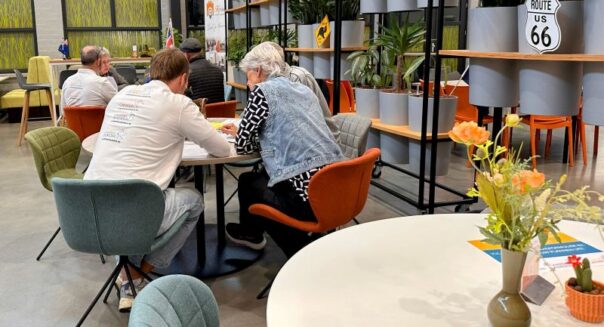 Reisadviseur is in gesprek met klanten tijdens een informatiedag