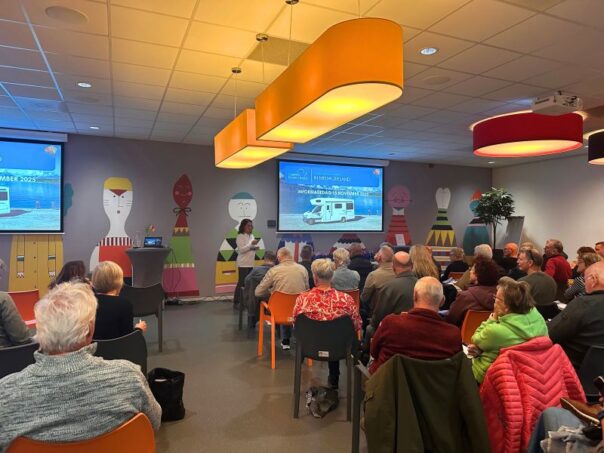 Karin Kramer geeft een presentatie tijdens een informatiedag over Nieuw-Zeeland