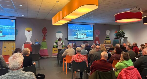 Karin Kramer geeft een presentatie tijdens een informatiedag over Nieuw-Zeeland