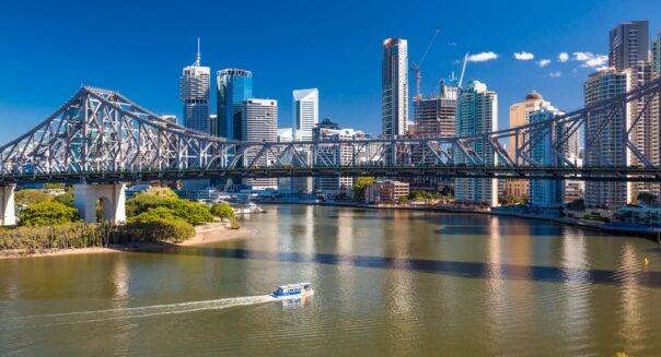 Ferry vaart onder de Story Bridge in Brisbane door met zicht op de skyline