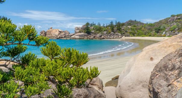 Zicht op het strand van Magnetic Island in Queensland met rotsblokken op de voorgrond