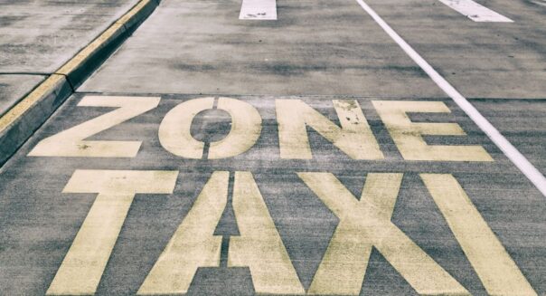 Taxizone in Australië: letters geschilderd op asfalt