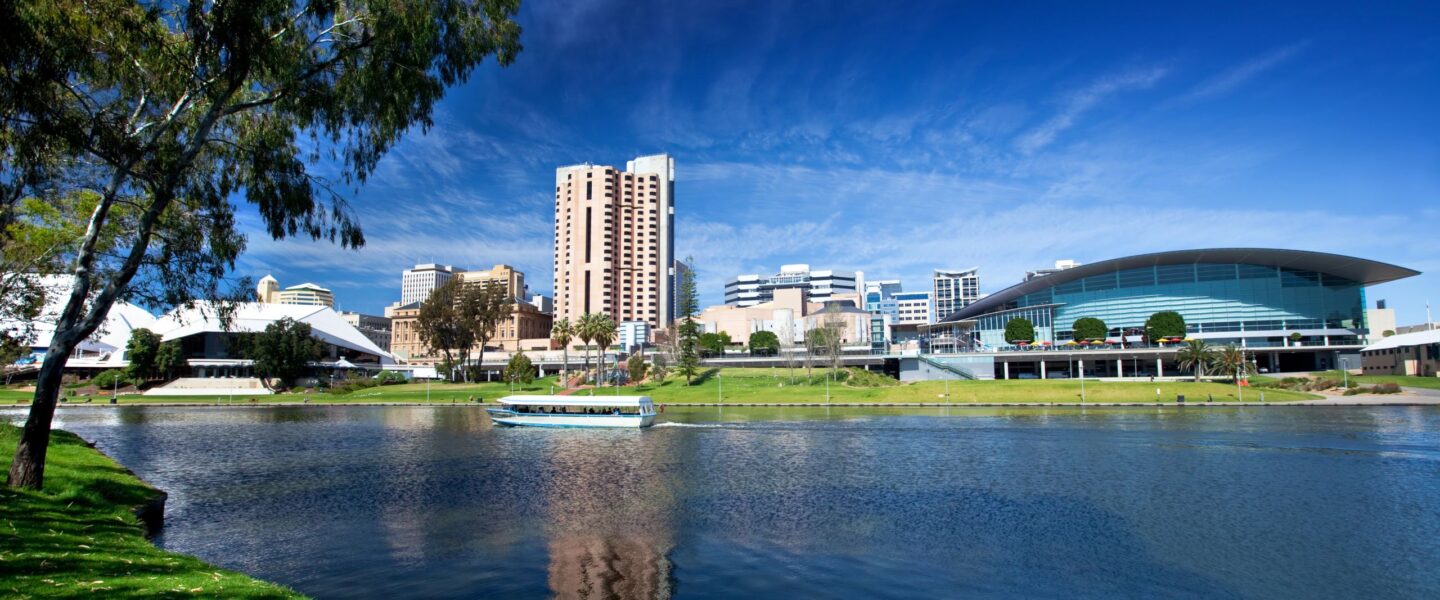 Boot vaart op de Torrens rivier langs het centrum van Adelaide