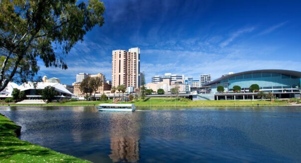 Boot vaart op de Torrens rivier langs het centrum van Adelaide
