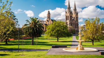 Zicht op St Peters kathedraal in Adelaide vanaf de Pennington Gardens
