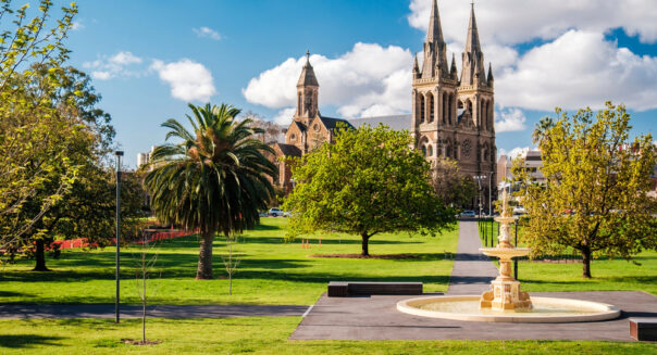 Zicht op St Peters kathedraal in Adelaide vanaf de Pennington Gardens